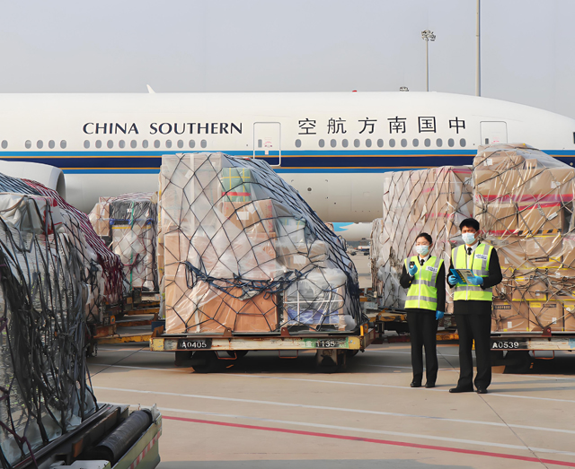 广州白云机场海关：高效保障进口化妆品顺利通关