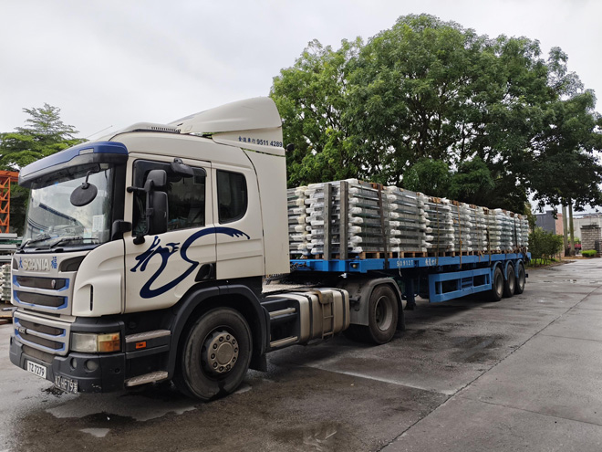 飞龙世纪物流的中港平板车.jpg